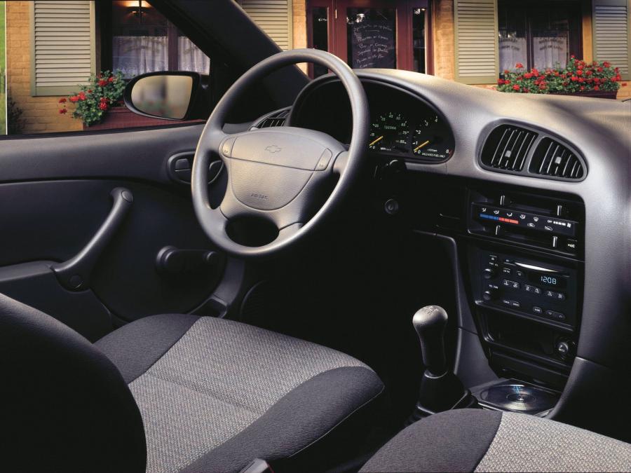 Chevrolet Metro Coupe 1998 года  (фото 7 из 8)